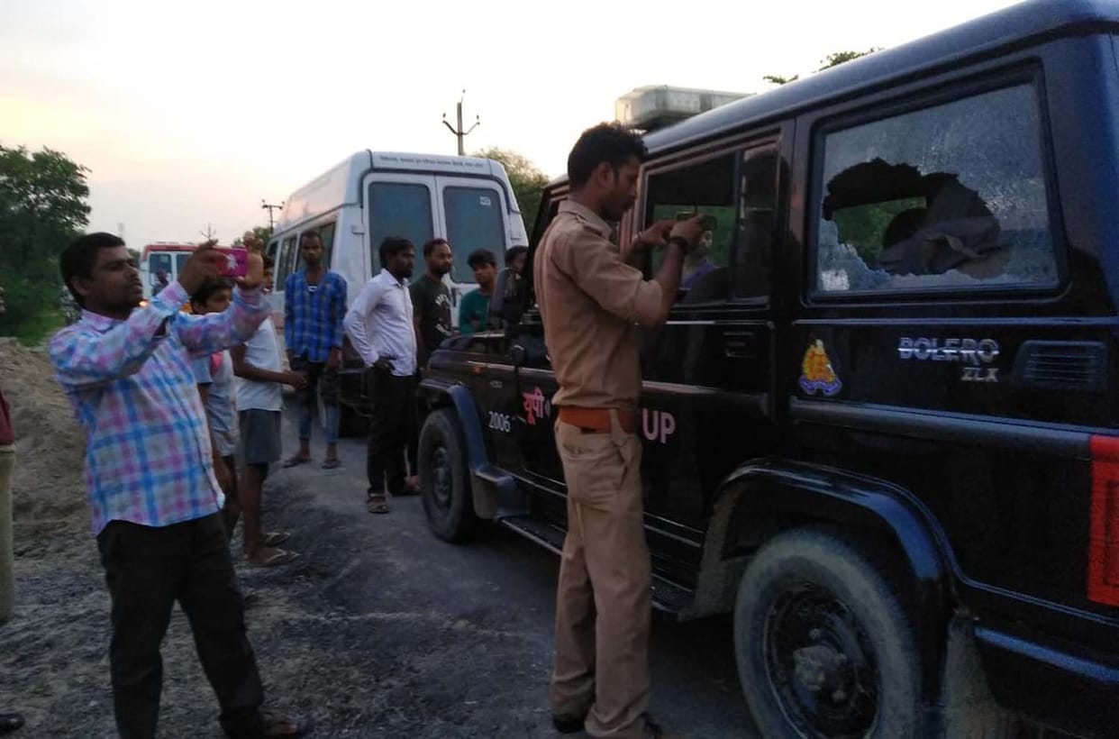 Ruckus in Lalganj, stone pelt, police vandalized