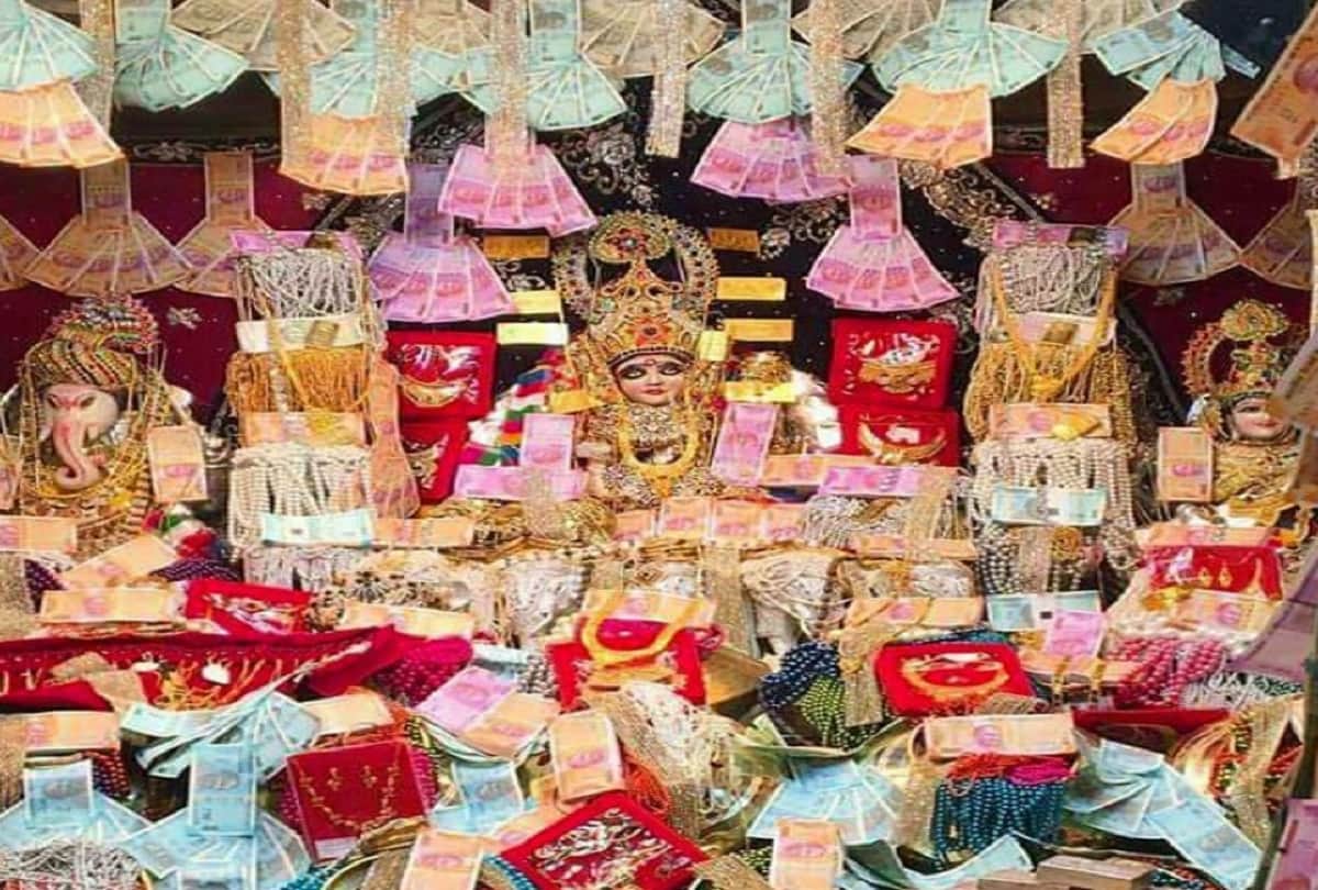 Unique temple in Ratlam Mahalaxmi Temple where devotees gets jewellery in Prasad