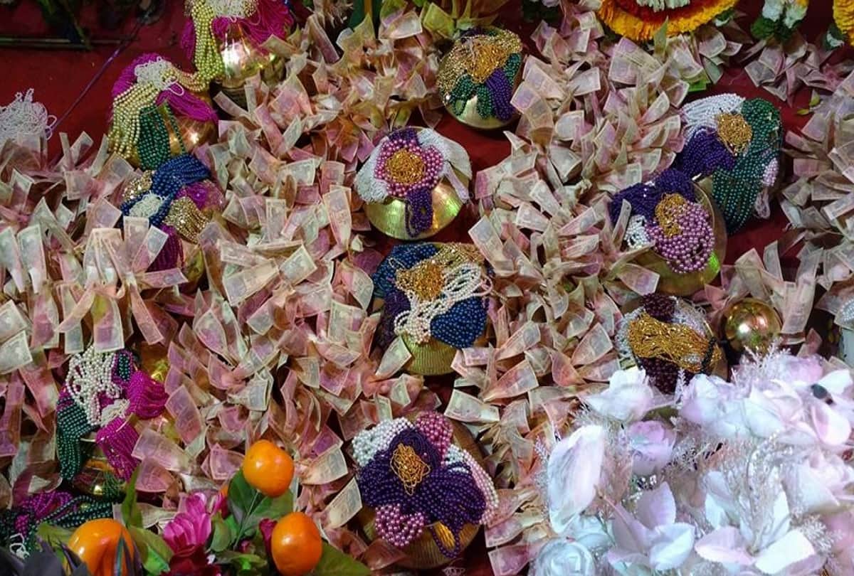 Unique temple in Ratlam Mahalaxmi Temple where devotees gets jewellery in Prasad