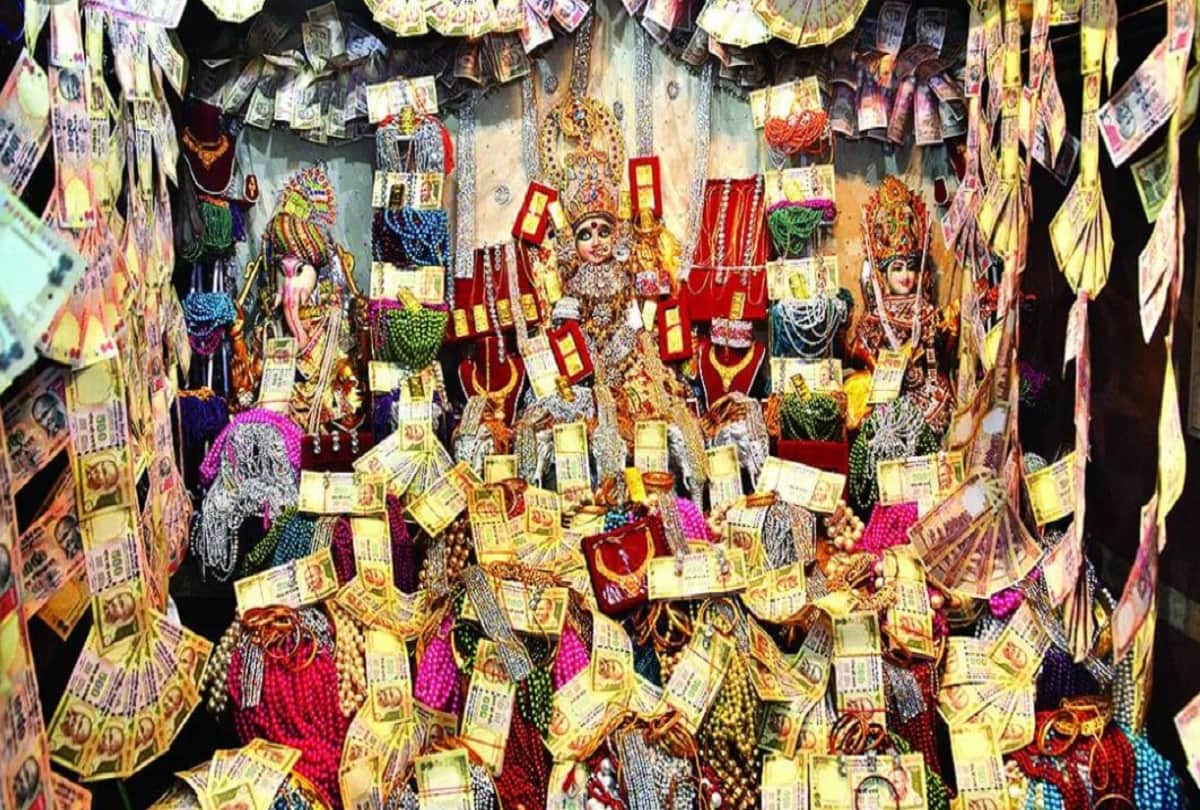 Unique temple in Ratlam Mahalaxmi Temple where devotees gets jewellery in Prasad