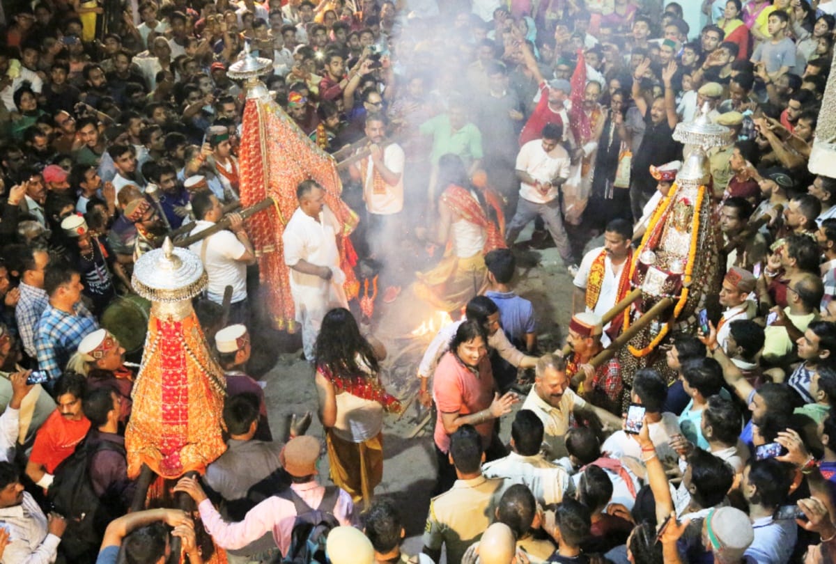 maa kali Guron Walking on the burning coals gave Acid test in mandi himachal