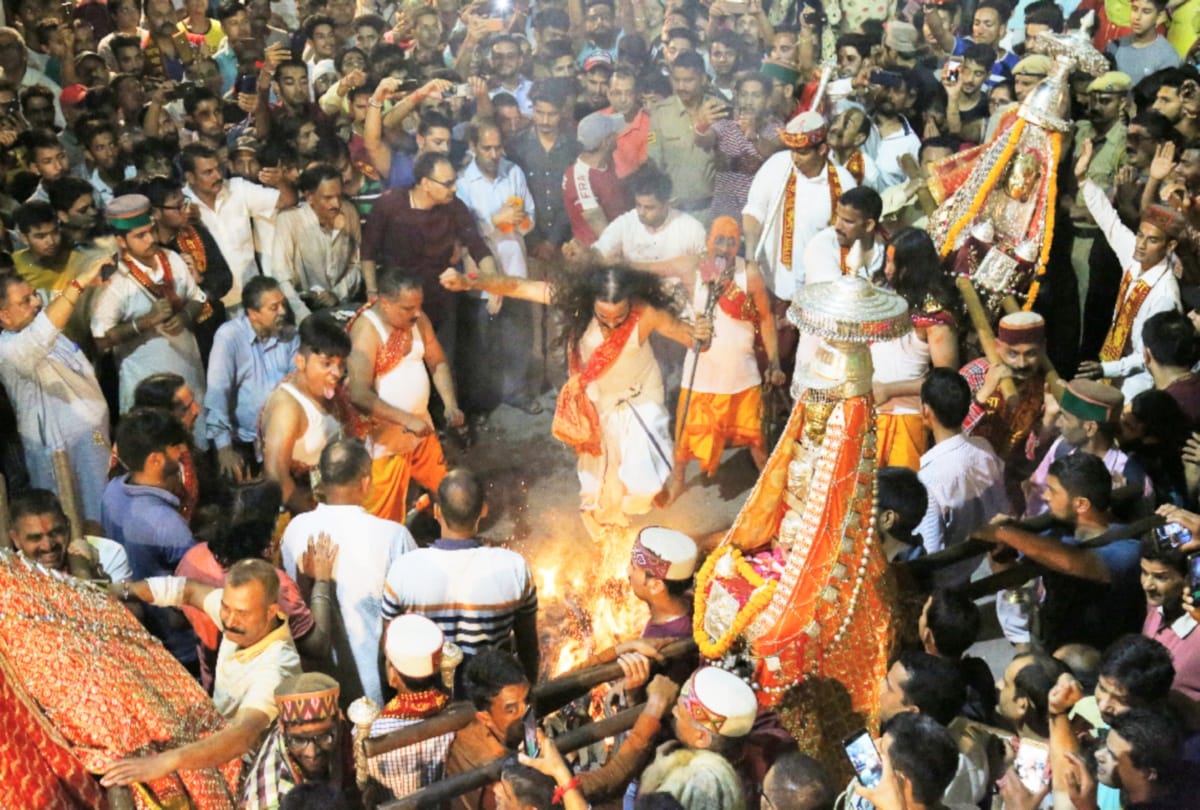 maa kali Guron Walking on the burning coals gave Acid test in mandi himachal