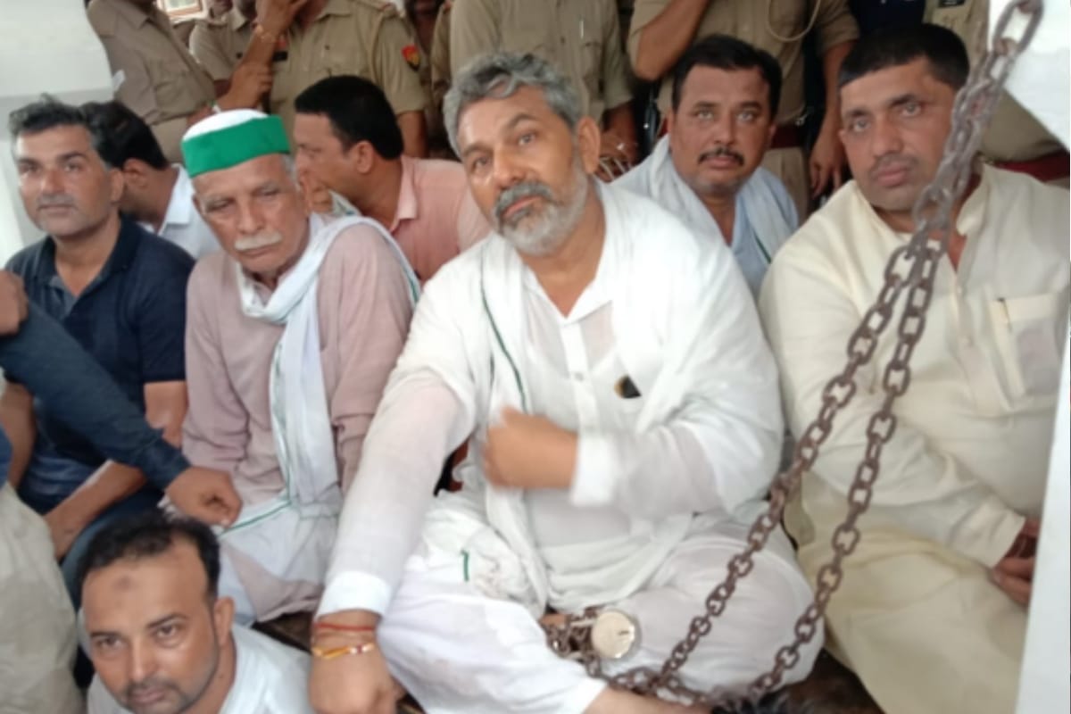 Bhakyu protest at DM office in Muzaffarnagar Against new standards of School Transport Department