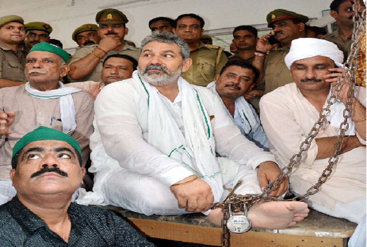 Bhakyu leader rakesh tikait protest at DM office with students in Muzaffarnagar