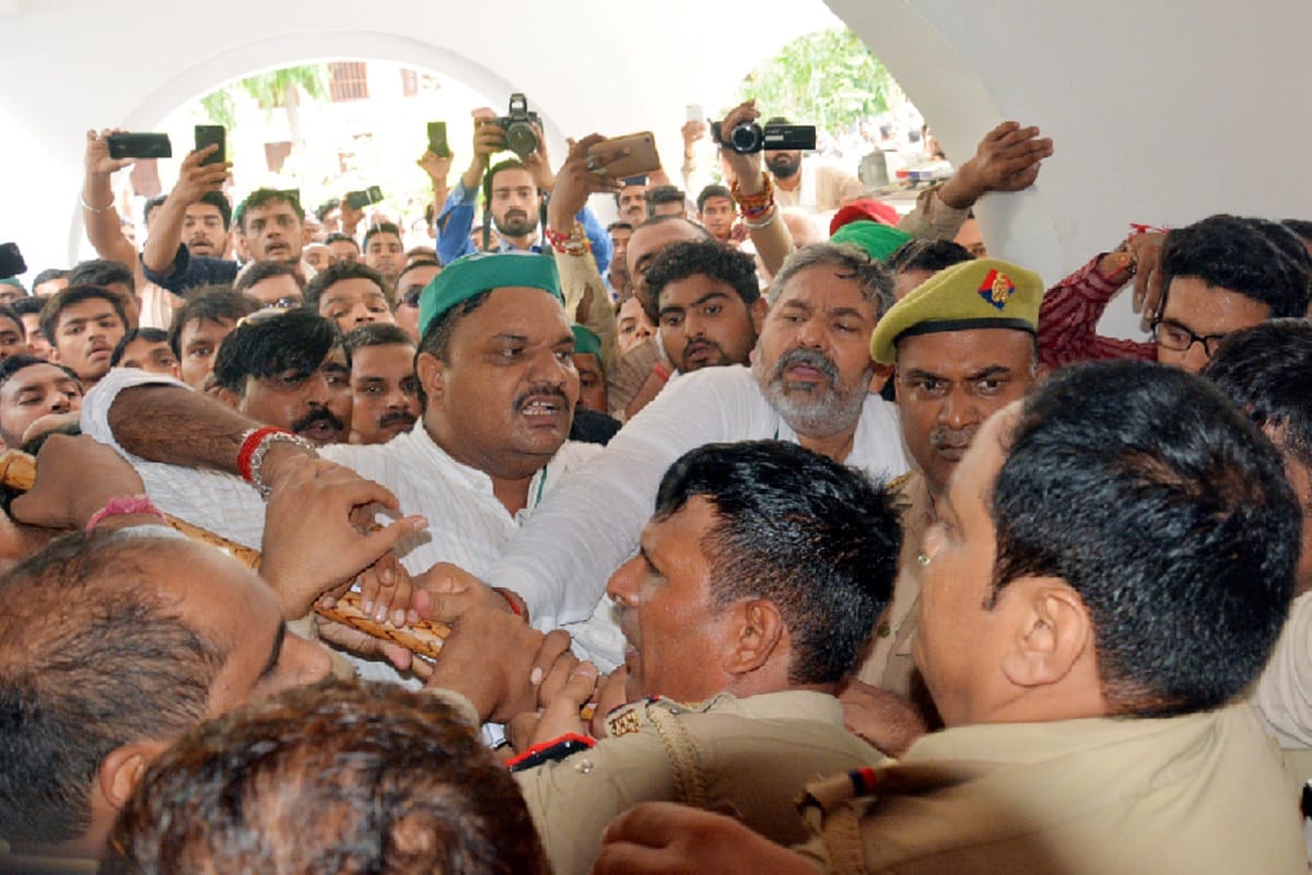 Bhakyu leader rakesh tikait protest at DM office with students in Muzaffarnagar