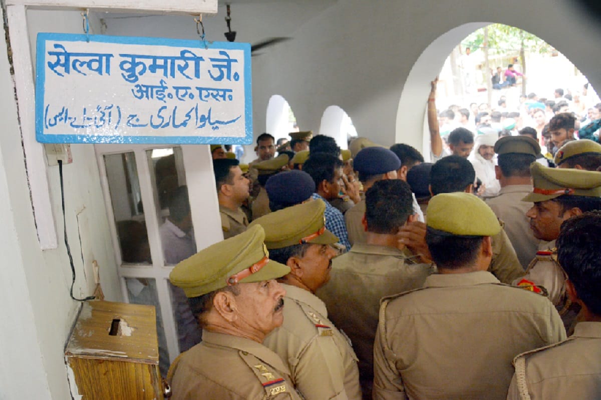 Bhakyu leader rakesh tikait protest at DM office with students in Muzaffarnagar