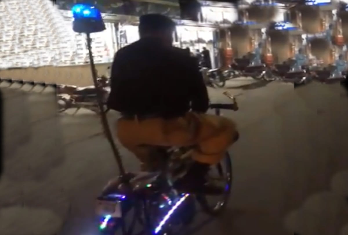 Pakistani police patrolling on bicycle Video, Tarek Fatah Tweet Pakistani cops on economy drive