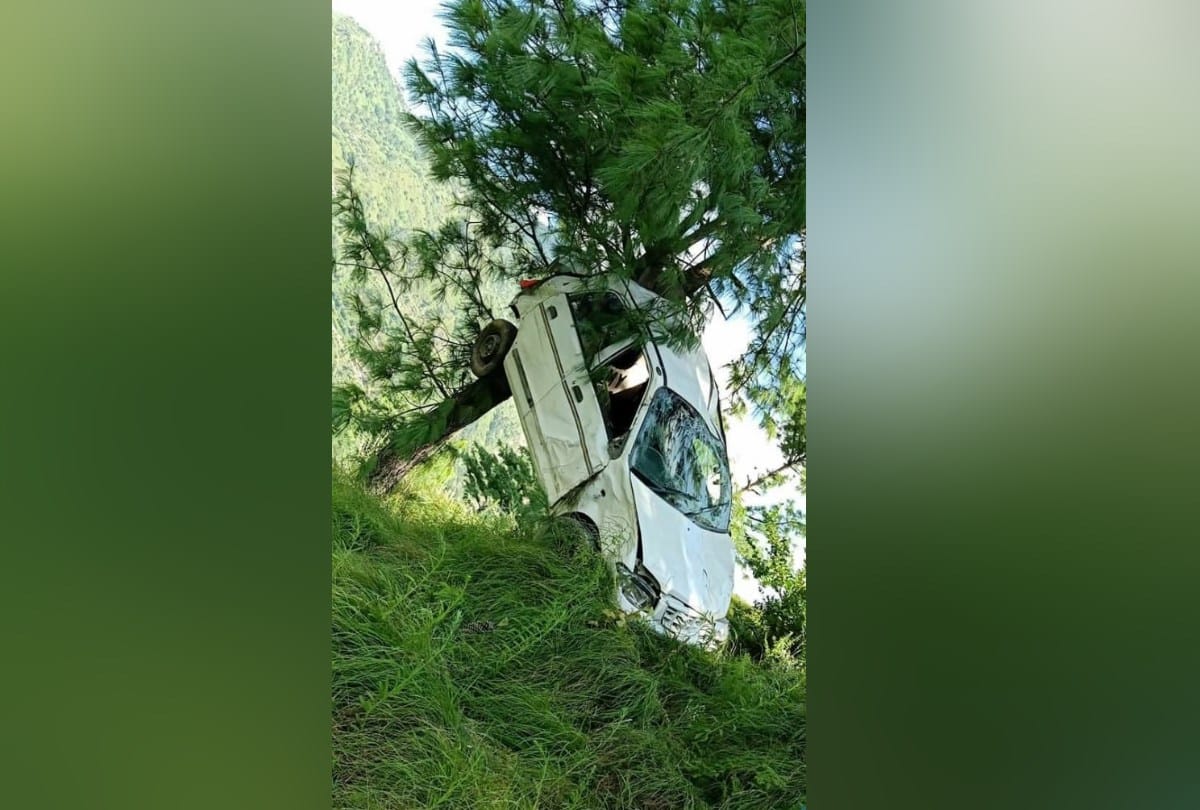 car falls into gorge in kullu Banzar Himachal Pradesh