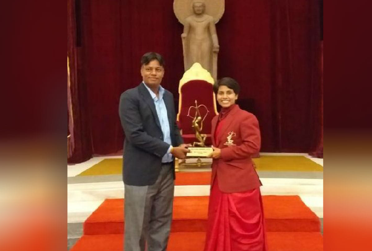 Cricketer Poonam Yadav Gets Arjuna Award from president ramnath kovind family Happy