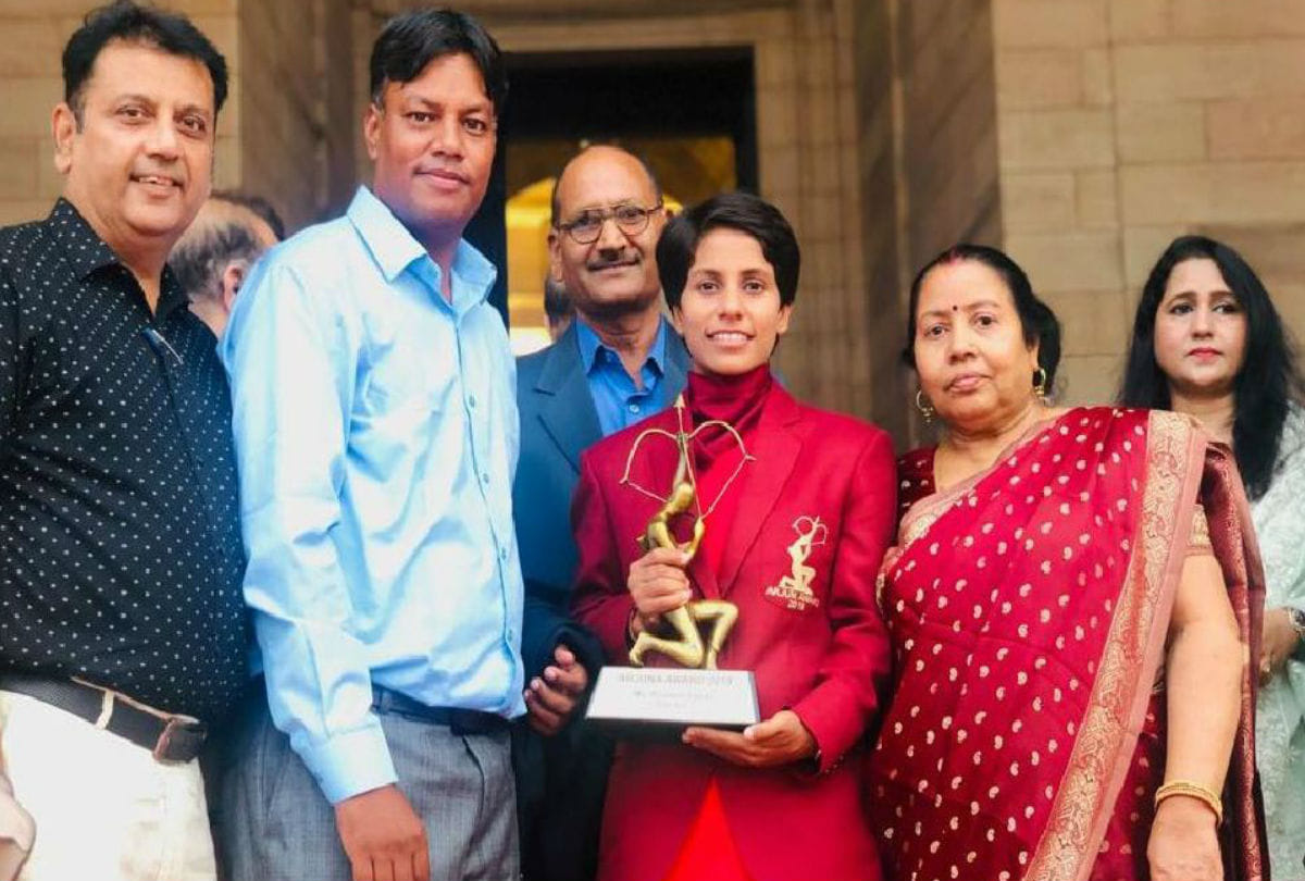 Cricketer Poonam Yadav Gets Arjuna Award from president ramnath kovind family Happy
