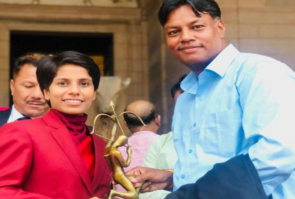 Cricketer Poonam Yadav Gets Arjuna Award from president ramnath kovind family Happy
