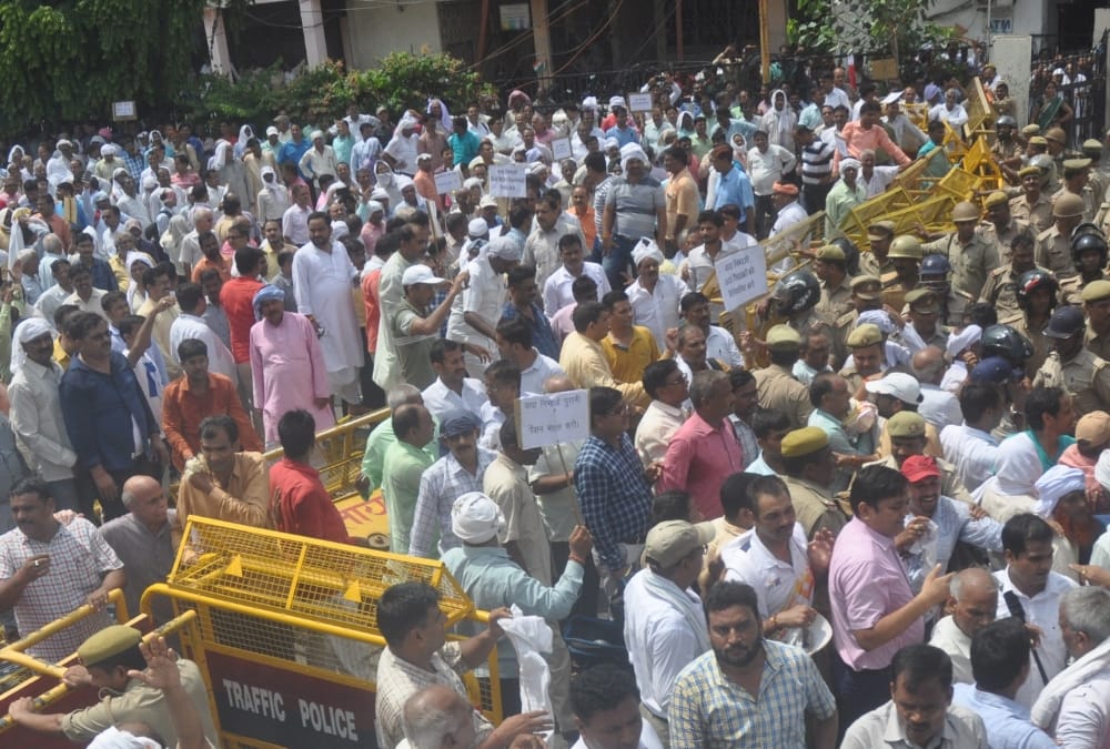 uttar pradesh madhyamik sikshak sangh members tried to surround vidhan sabha