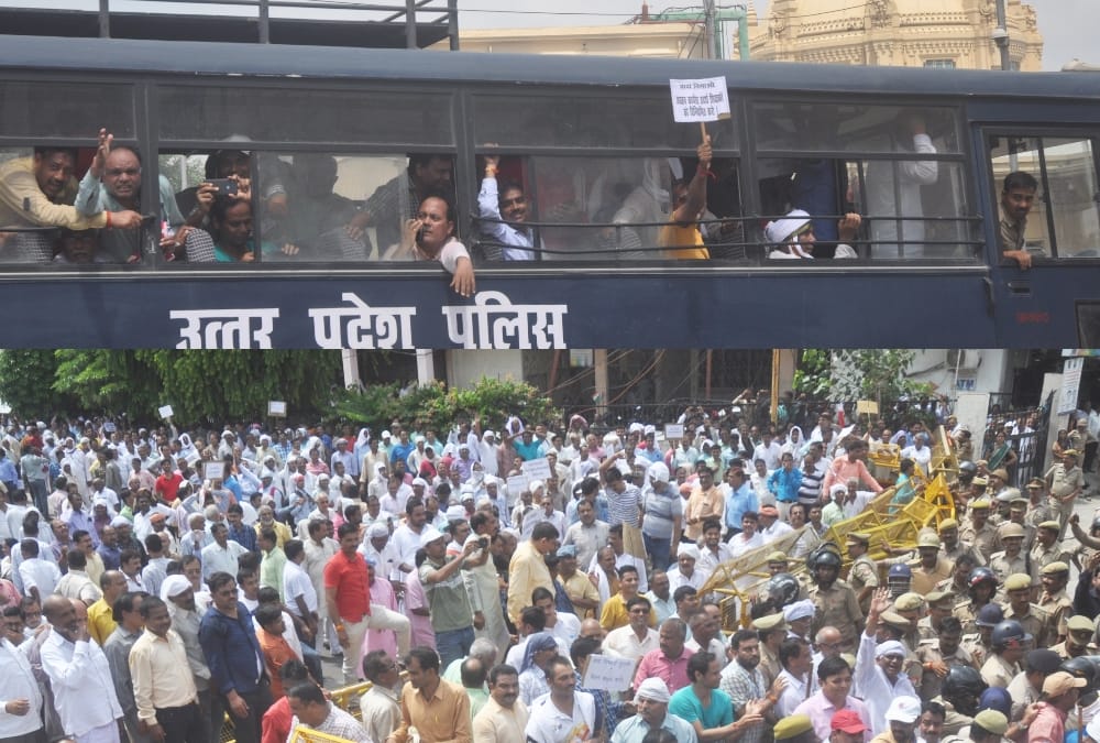 uttar pradesh madhyamik sikshak sangh members tried to surround vidhan sabha