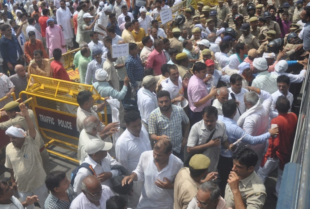 uttar pradesh madhyamik sikshak sangh members tried to surround vidhan sabha