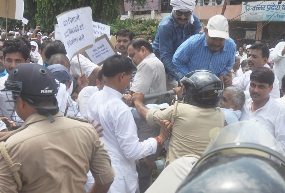 uttar pradesh madhyamik sikshak sangh members tried to surround vidhan sabha