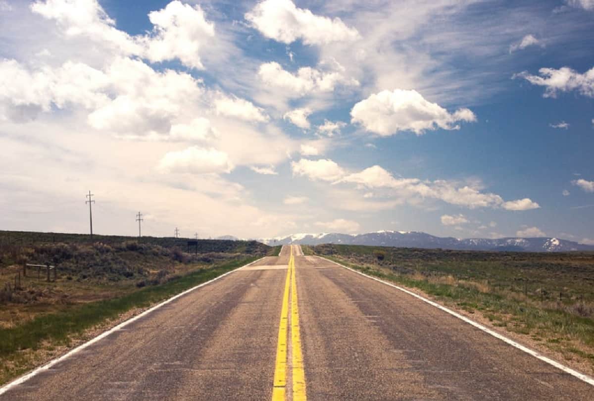 Road Markings difference between yellow lines and white lines on road