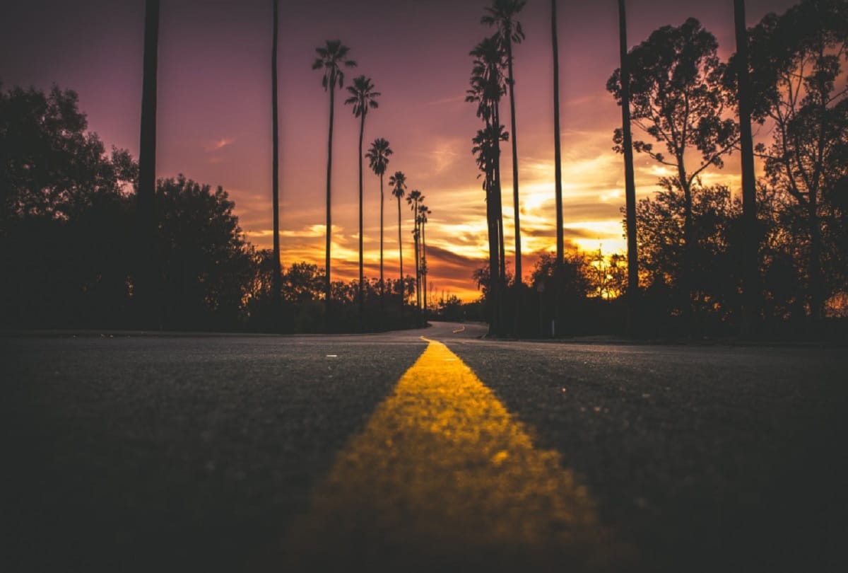 interesting facts about road marking difference between white and yellow lines on road