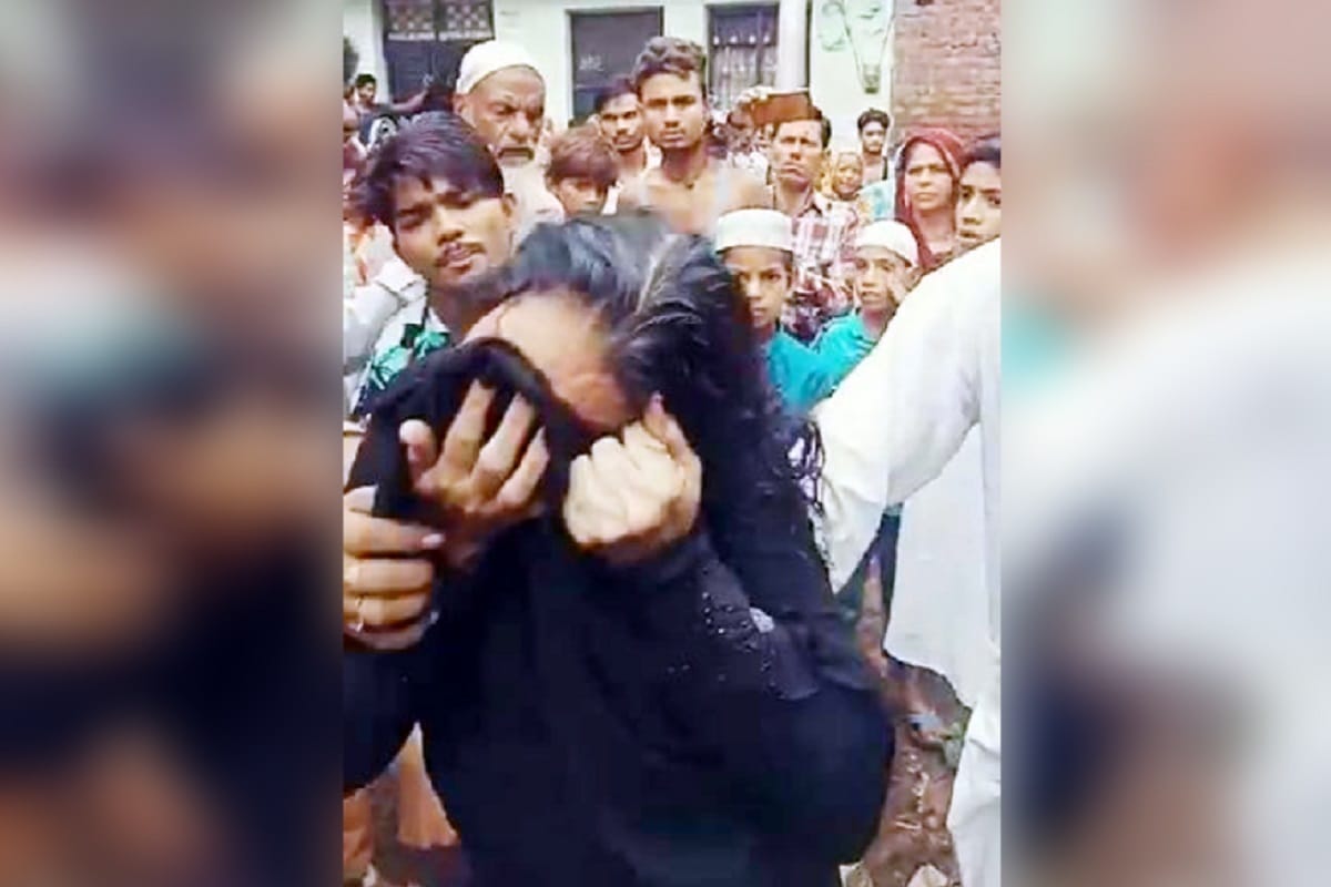 Beating of a woman by mob in suspicion of child theft in Saharanpur of Uttar Pradesh
