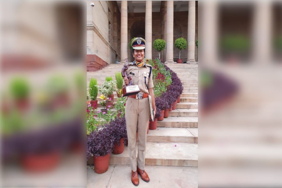President Ram Nath Kovind honored IPS Aparna Kumar in Delhi
