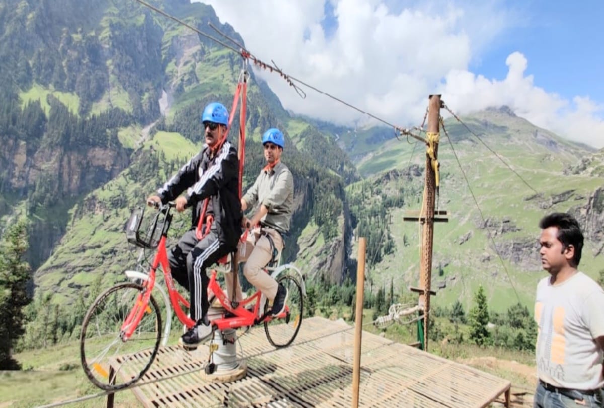 adventure of sky cycle on the country's highest track in manali himachal