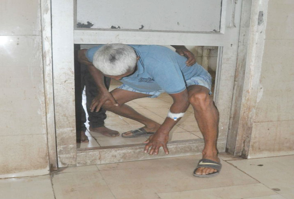 gate closed of toilets for Disabled Person in Sn medical college agra