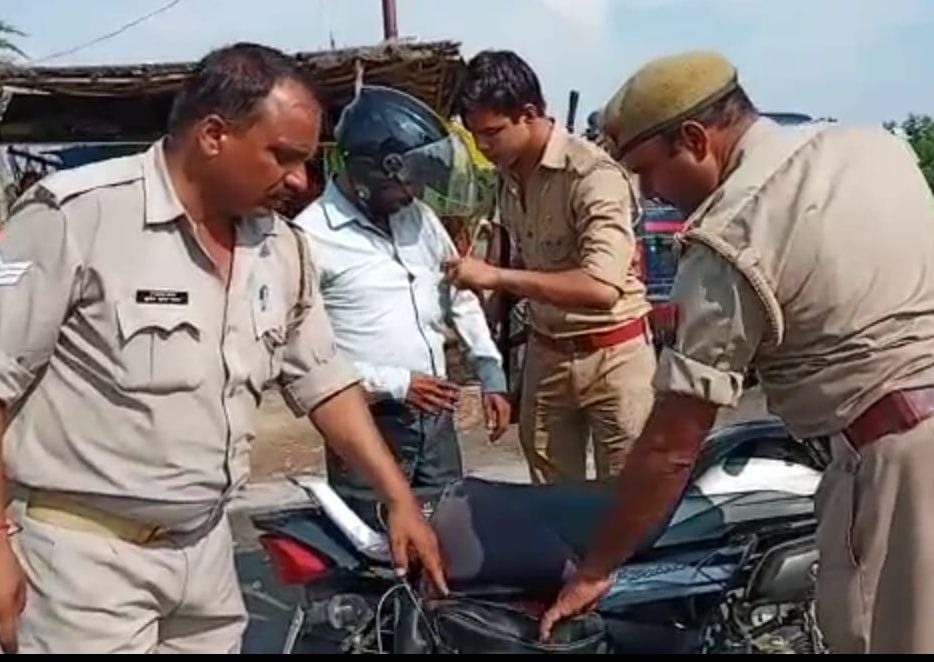 Video of policeman doing pocket check in the name of checking went viral