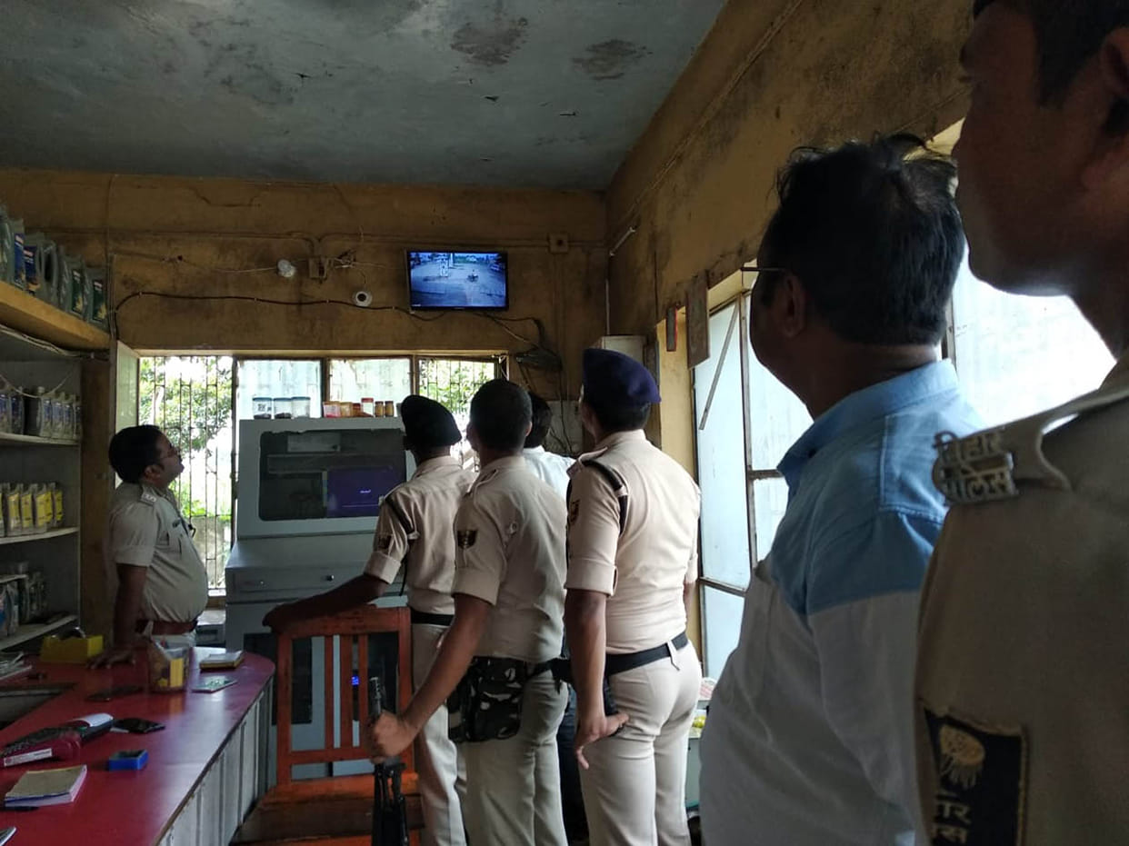 8.88 lakh looted in bagaha