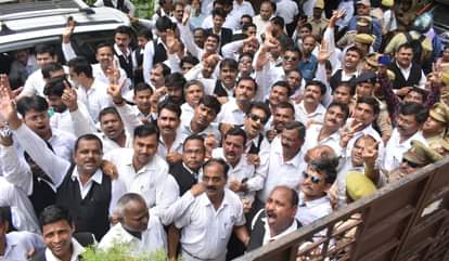 advocate protest to dupty cm keshav maurya and siddharth nath house