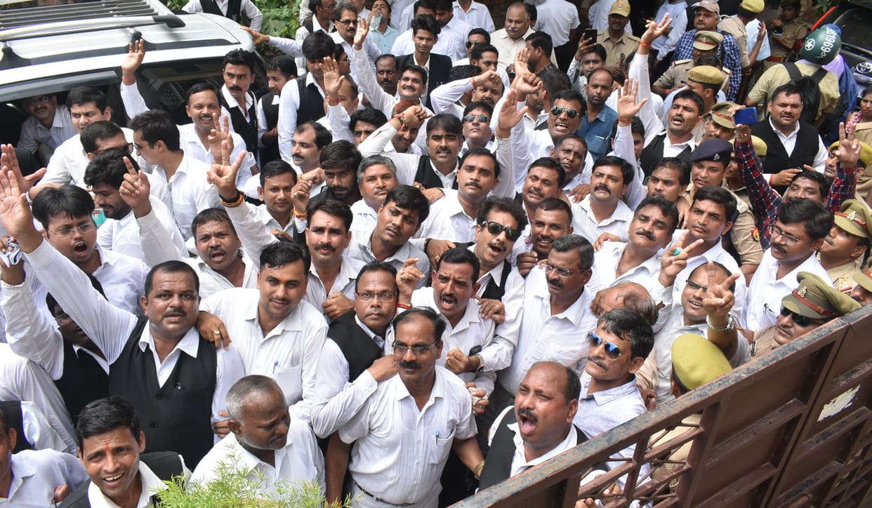 advocate protest to dupty cm keshav maurya and siddharth nath house