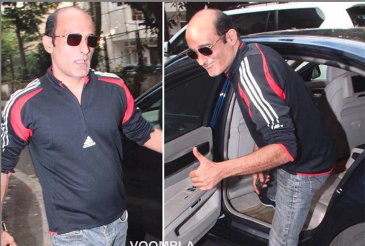 akshaye khanna look shocked to fans asked him what happen