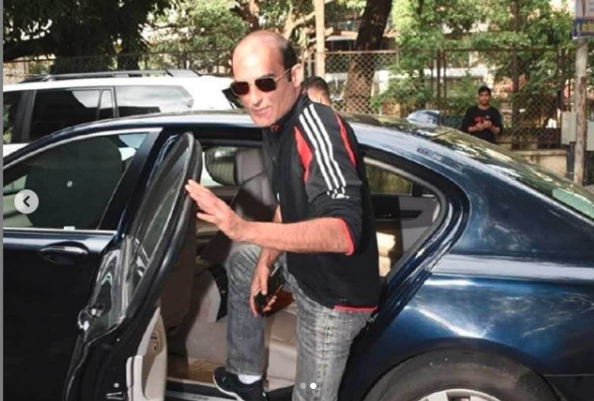 akshaye khanna look shocked to fans asked him what happen