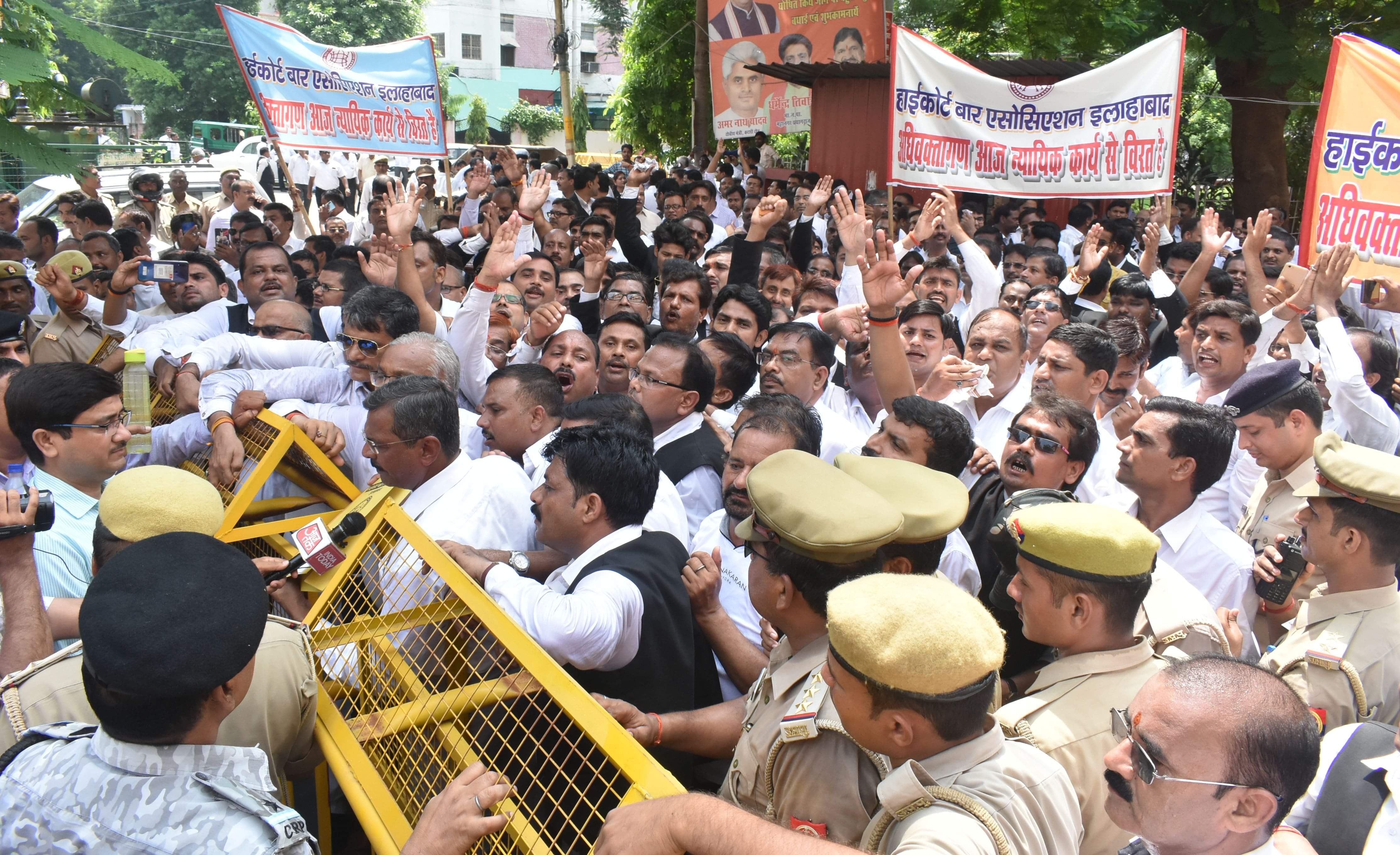 advocate protest to dupty cm keshav maurya and siddharth nath house
