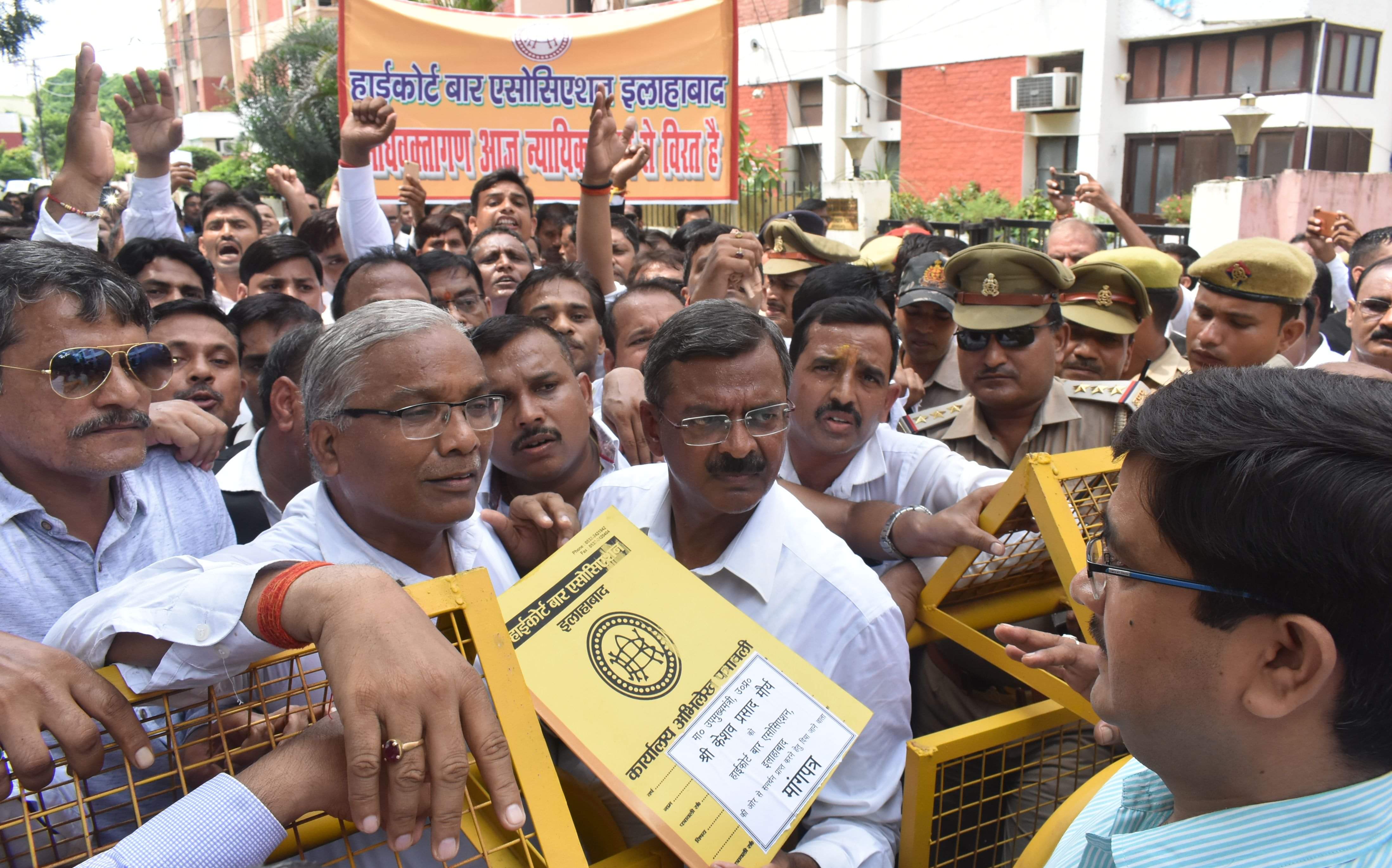 advocate protest to dupty cm keshav maurya and siddharth nath house