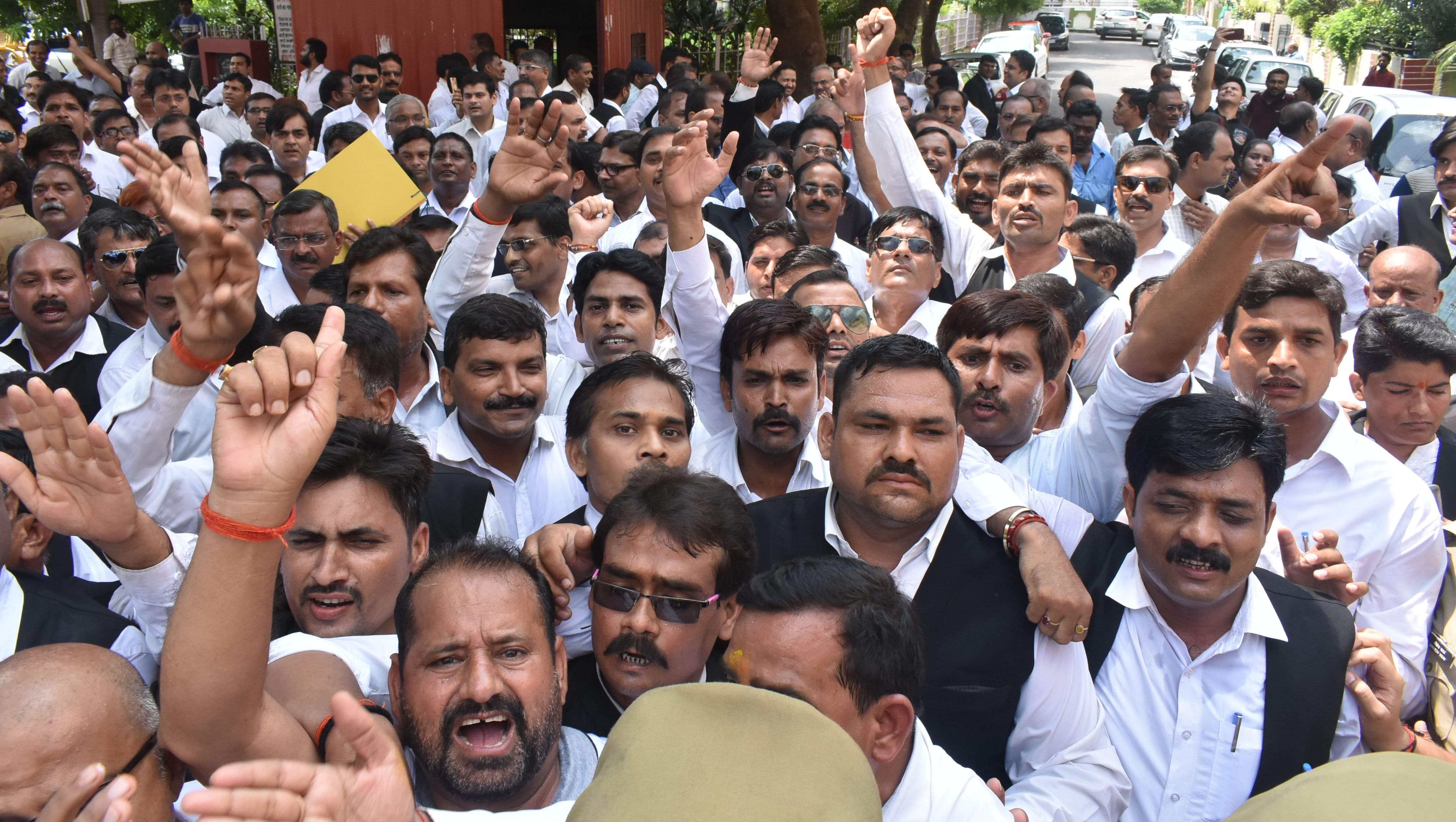advocate protest to dupty cm keshav maurya and siddharth nath house