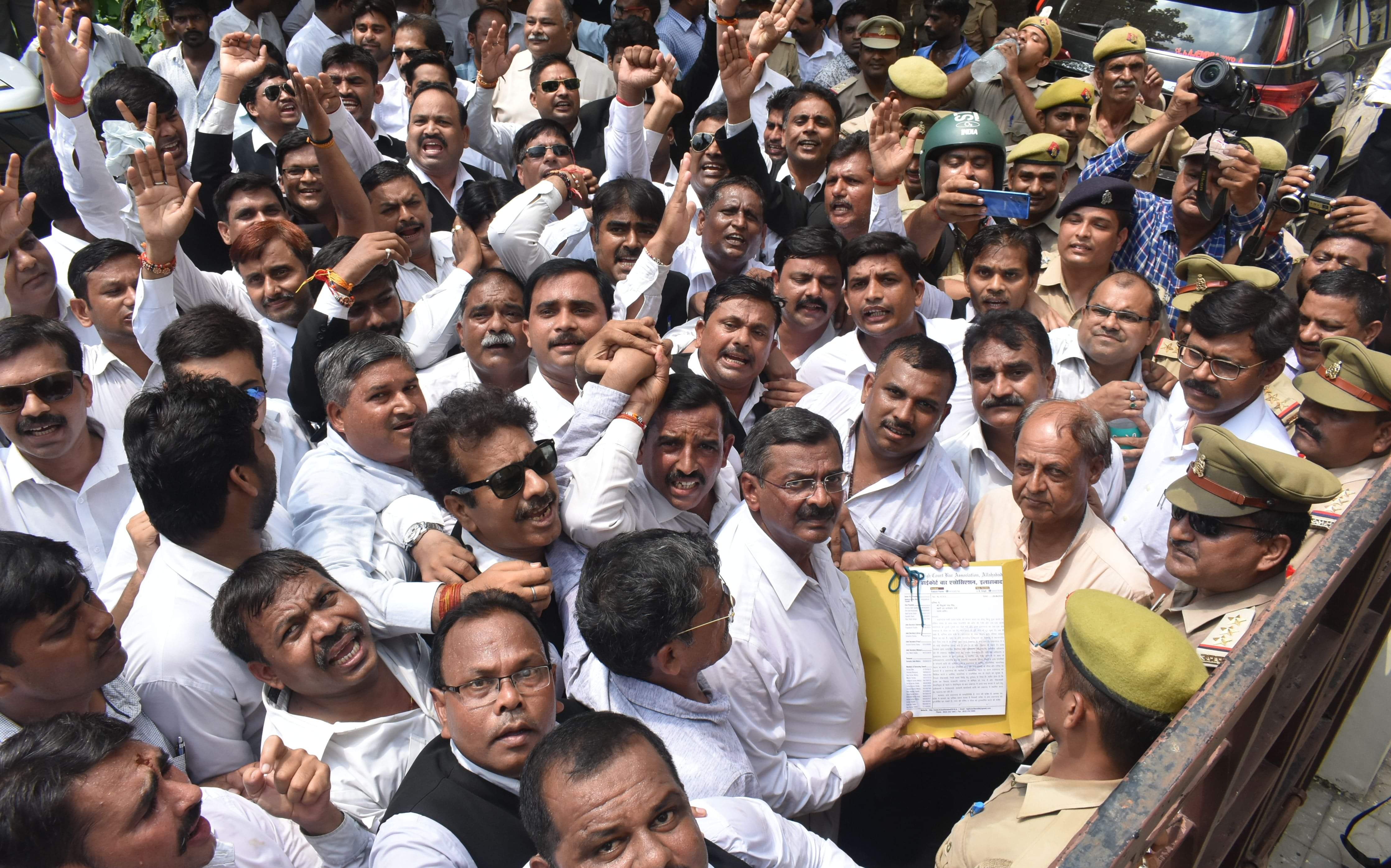 advocate protest to dupty cm keshav maurya and siddharth nath house