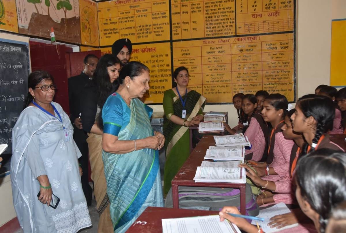 governor anandiben on barabanki visit, inspects school and police station