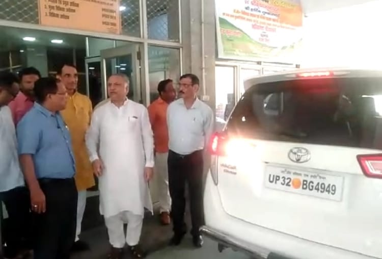 minister ashutosh tandon reached civil hospital to see Brijesh Pathak's son suffering from dengue