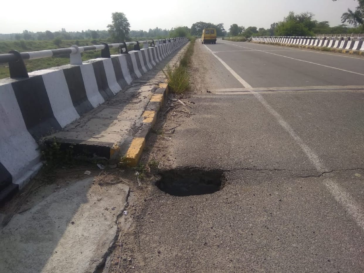 Pit on the highway, passengers' life is threatened