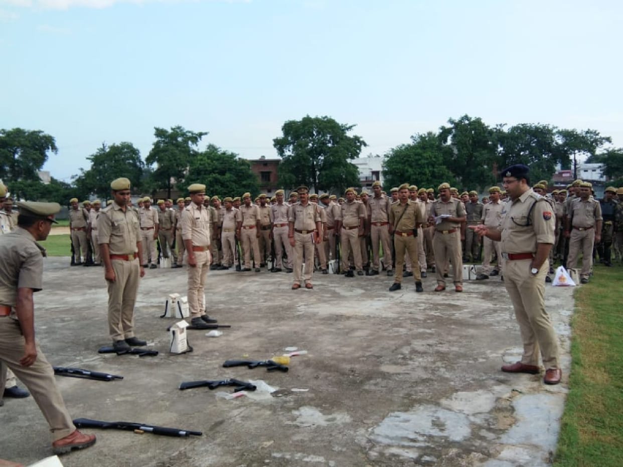 Police personnel fired tear gas shells and boiled pepper bombs