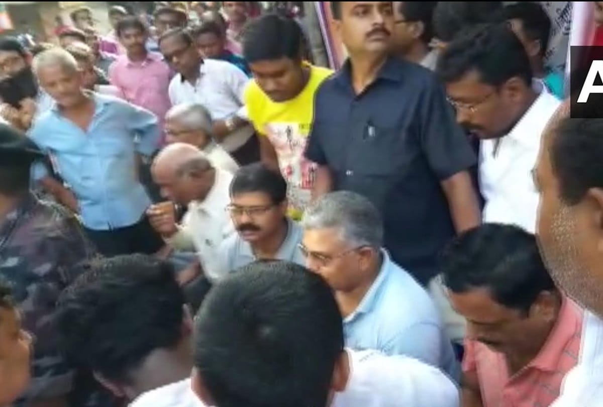 group of people attacked on BJP MP Dilip Ghosh in Kolkata