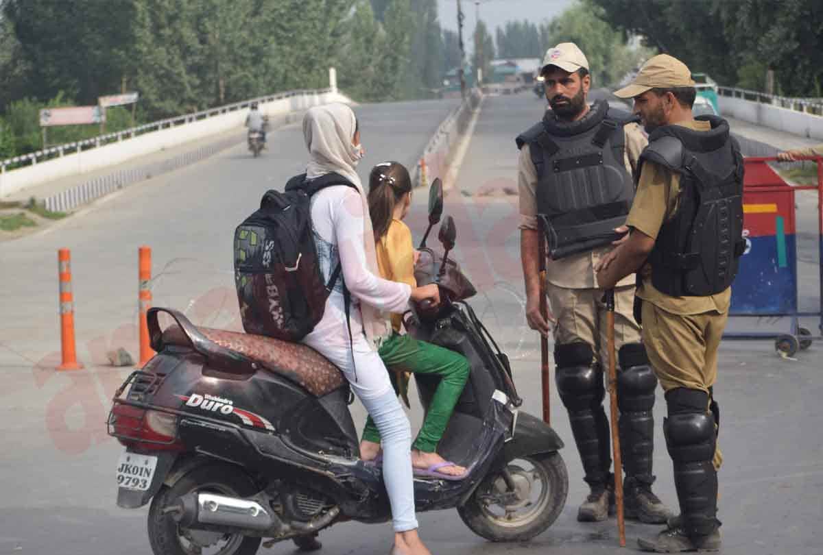 kashmir latest photos of restriction after article 370 revoked, latest photos of jammu kashmir