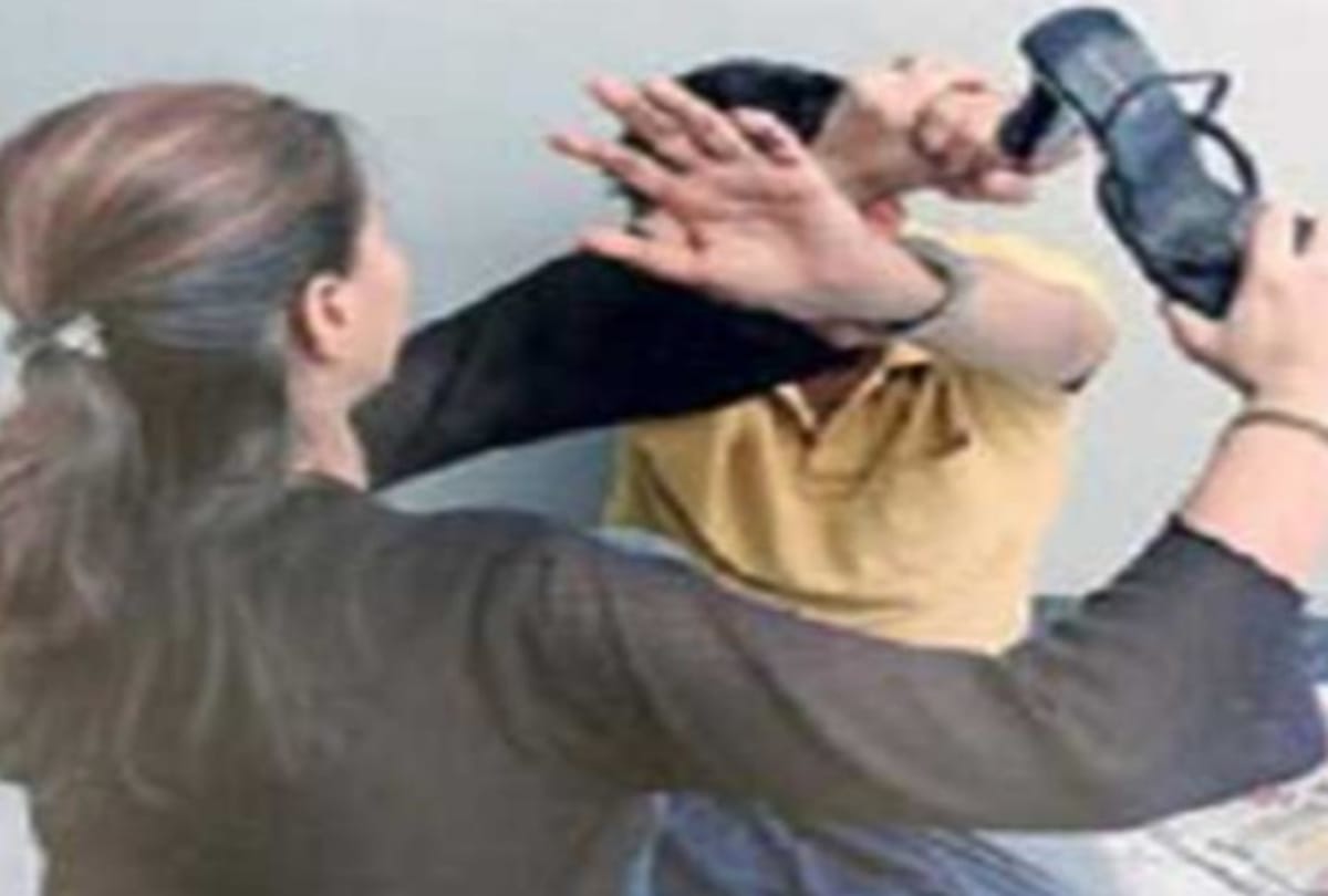 Woman beating her husband on road in Hathras of uttar pradesh