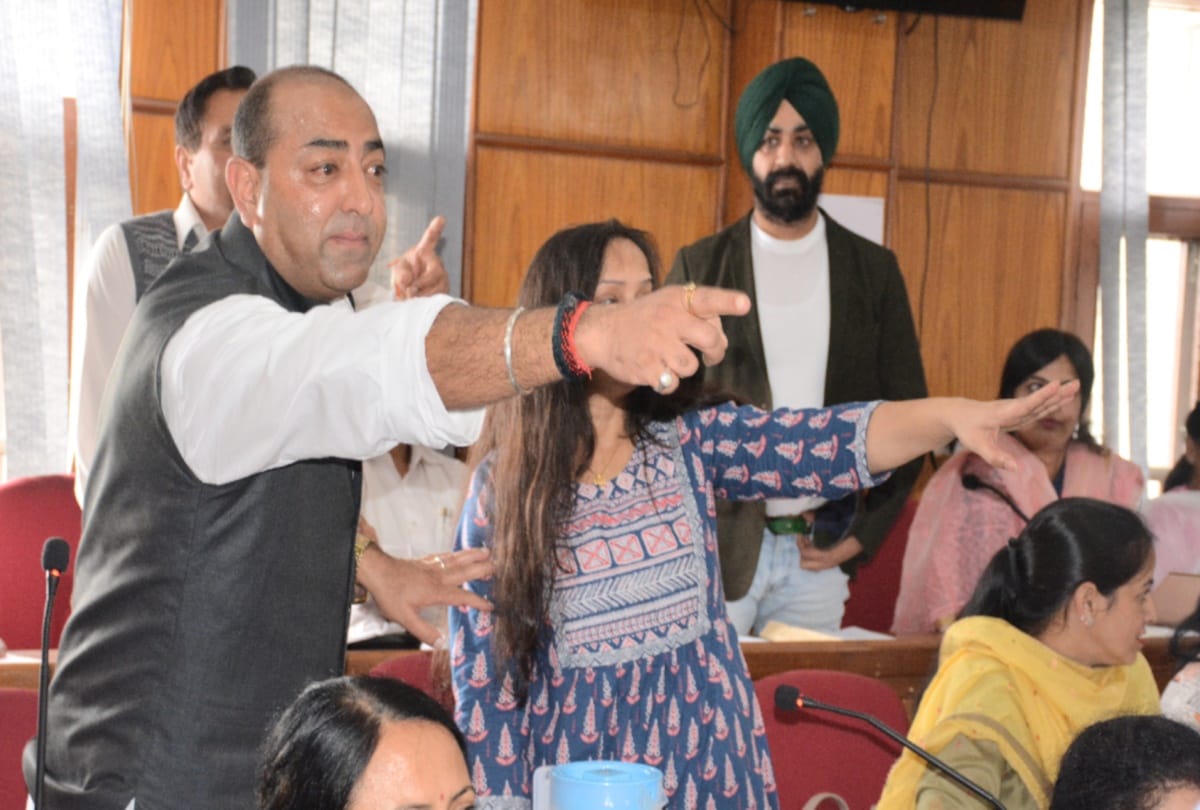 ruckus in mc shimla house and shouting by congress counselor