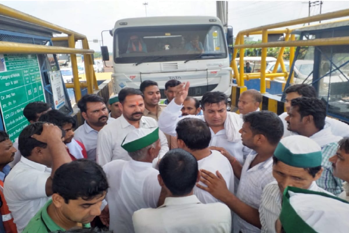 Bhakiyu workers made the toll plaza free for his demand in Meerut and ruckus
