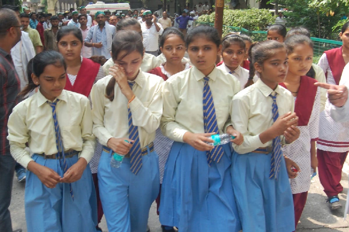 Students started crying due to DM's scolding in Muzaffarnagar of Uttar Pradesh