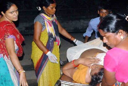 Delivery of women in doctor's car, ambulance did not come for an hour