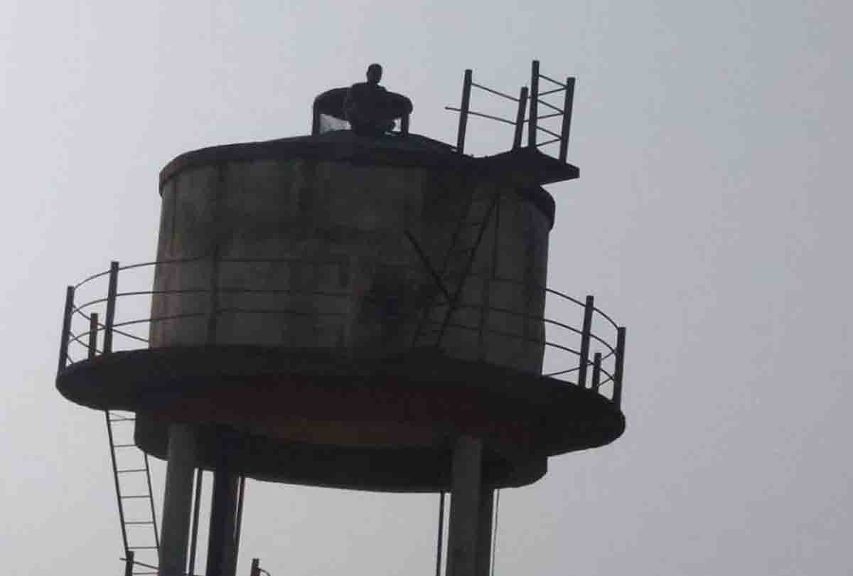 man climb on water tank in kanpur dehat