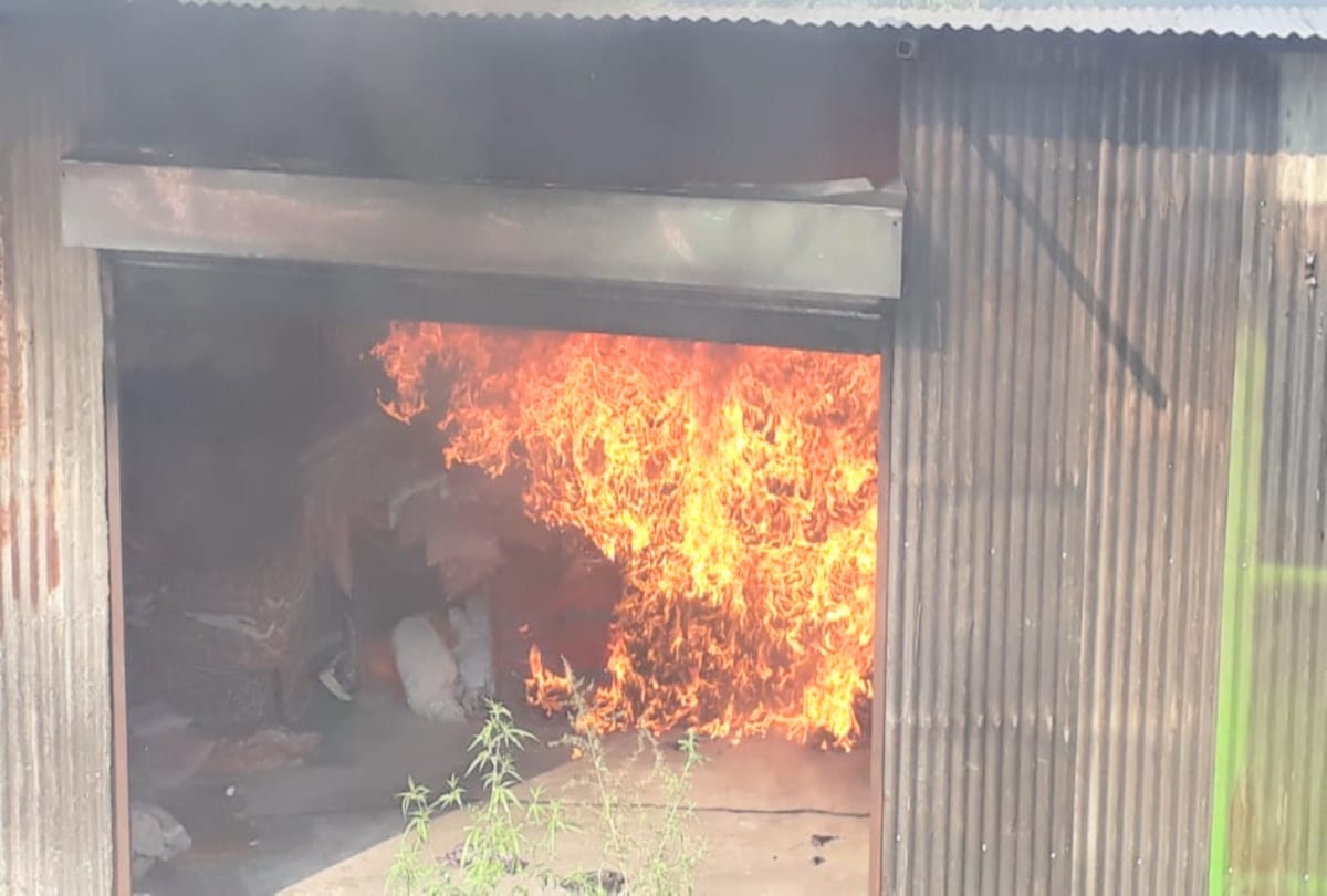 Quilt-mattress warehouse on  fire in bhunter kullu himachal