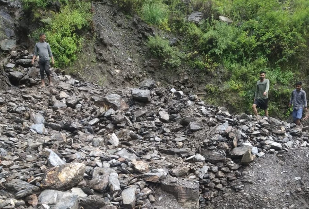 road closed by landslide in chamba lightning kills sheep and goats in Chirgaon