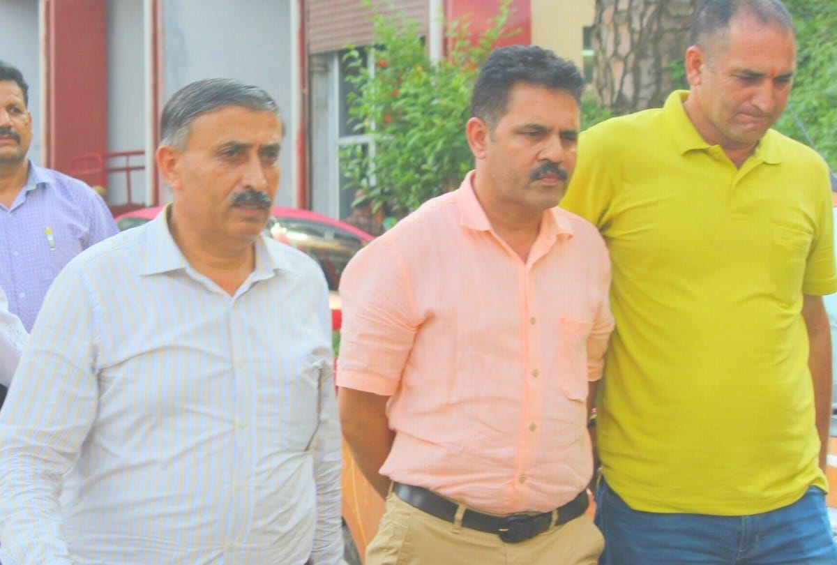 MC Dharamshala Junior Engineer caught red handed accepting one lakh rupee bribe